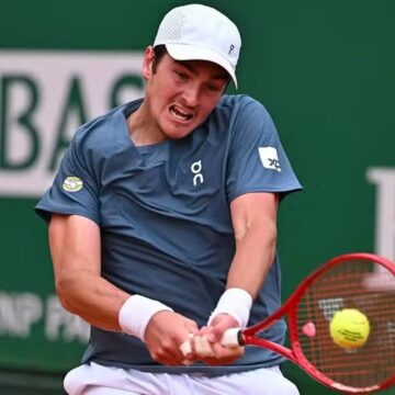 João Fonseca vence de virada e vai enfrentar Djokovic na terceira rodada de Roland Garros