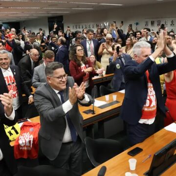 Comissão aprova relatório de PEC que determina o fim da escala 6X1