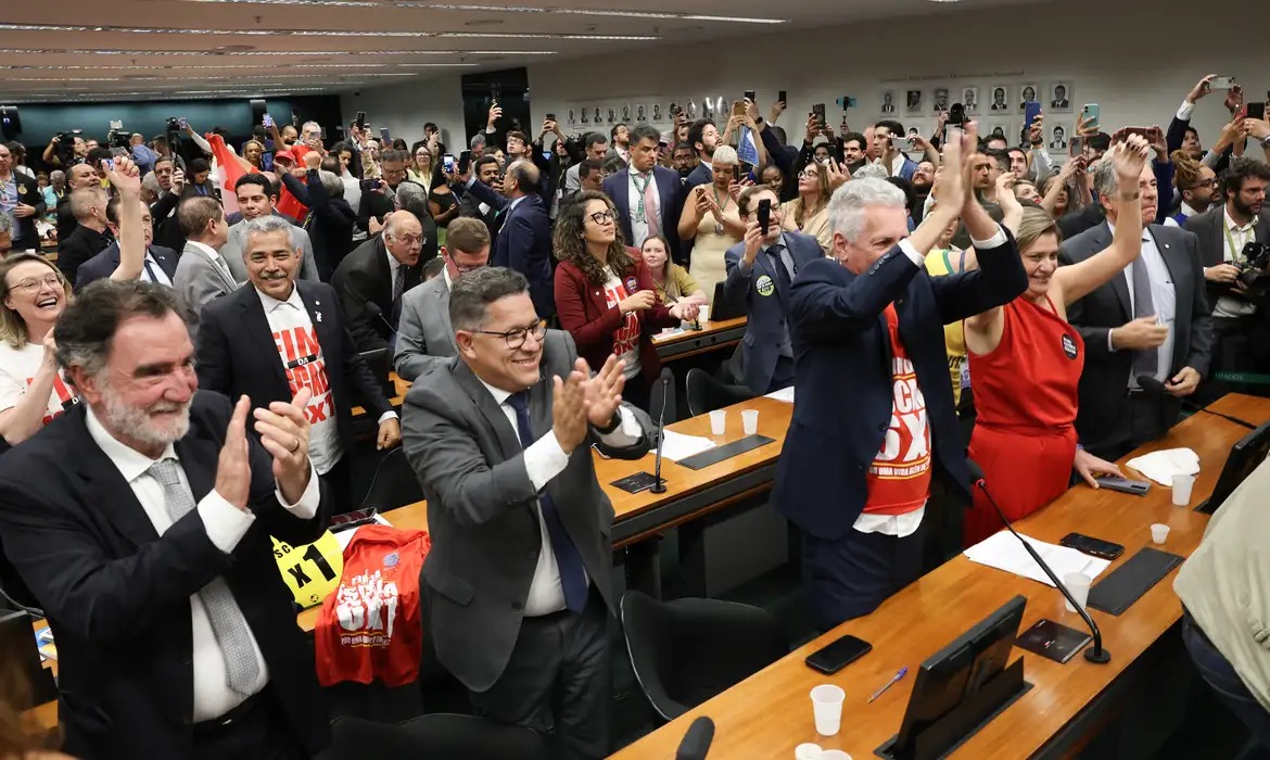 Comissão aprova relatório de PEC que determina o fim da escala 6X1