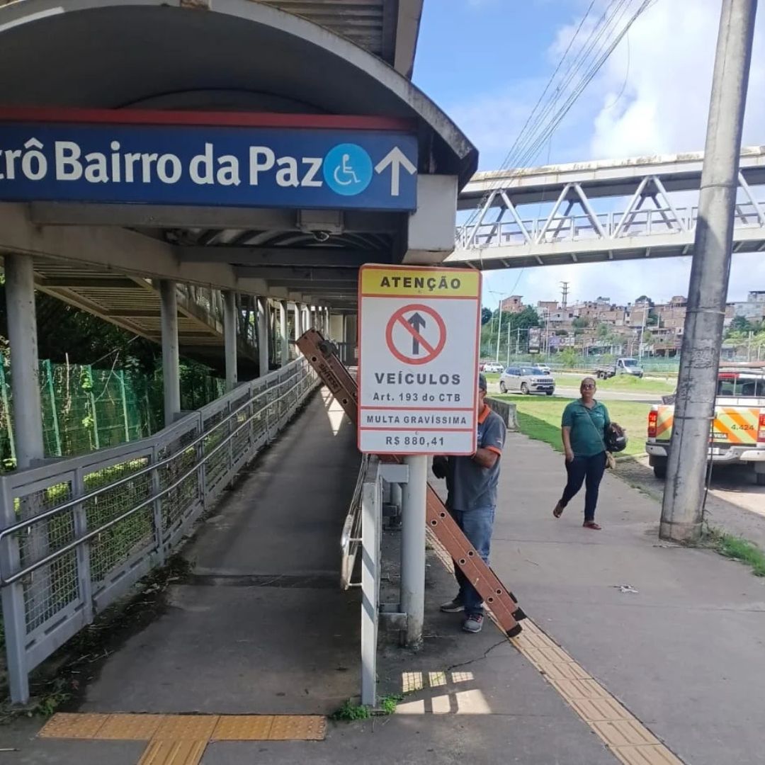 Transalvador instala placas em passarelas para coibir motociclistas e reforça multa de R$ 880