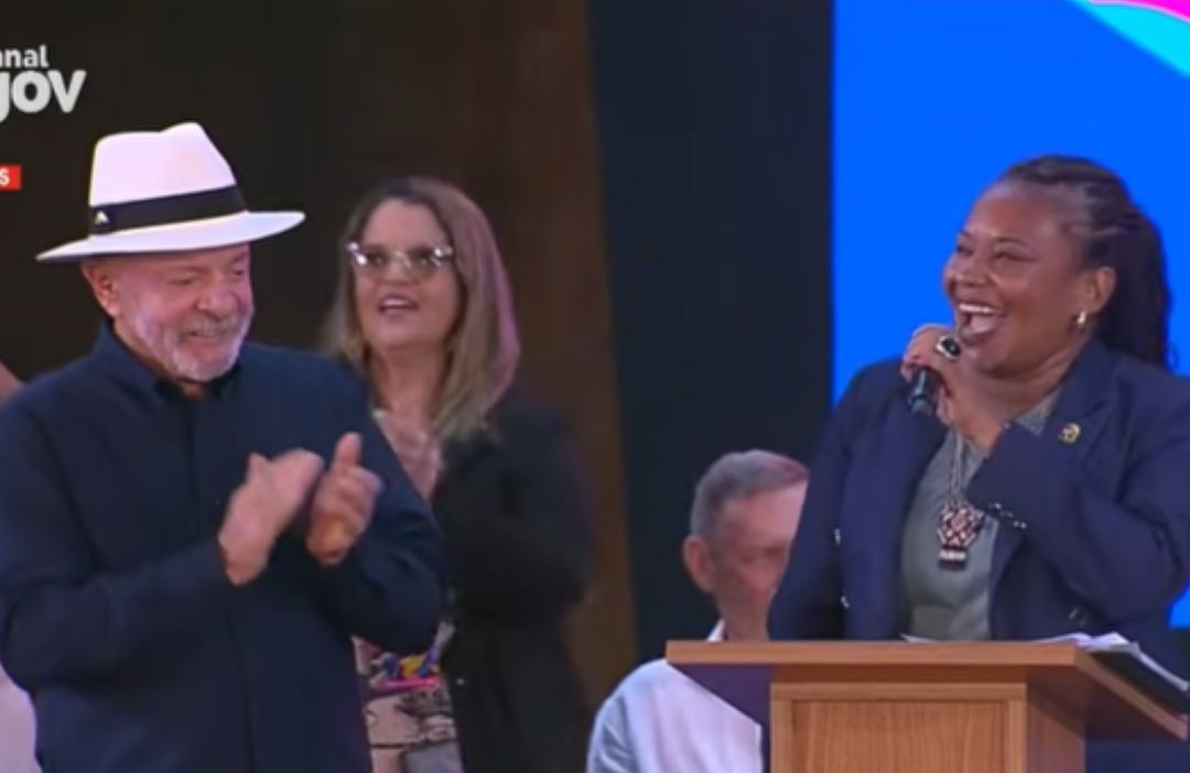 Margareth Menezes canta clássico da MPB e emociona Lula durante evento oficial