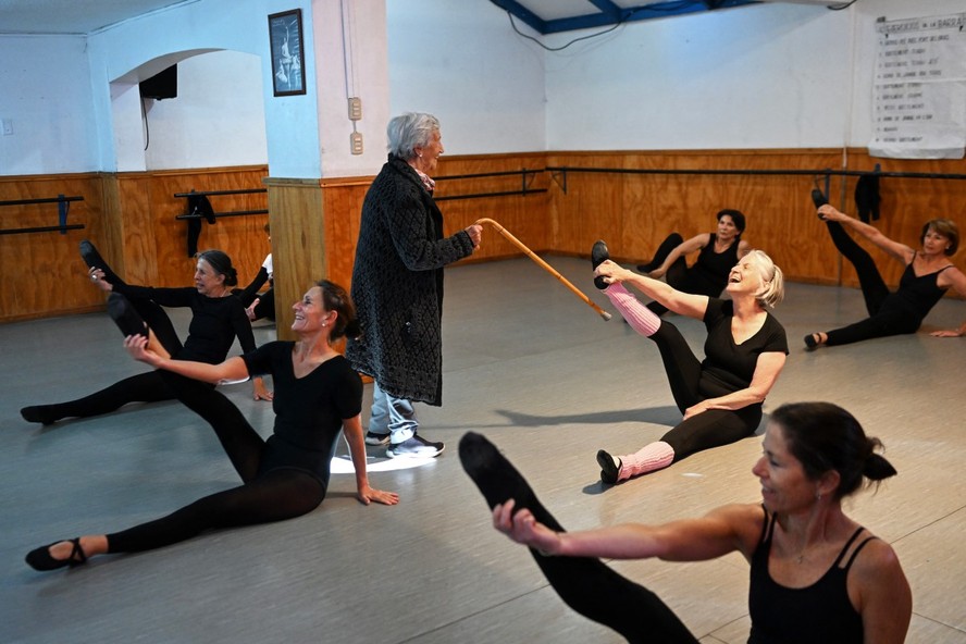 Aos 100 anos, mulher impressiona ao dar aulas de balé para a terceira idade