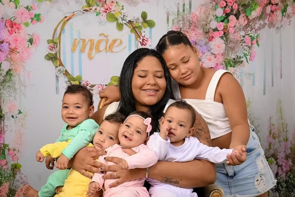 Mãe de quadrigêmeos na Bahia celebra primeiro Dia das Mães com rotina intensa e desafios