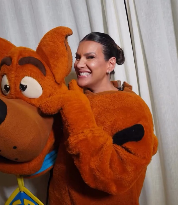 Andrea Guimarães surpreende com fantasia inusitada em festa de aniversário