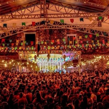 Arraiá do Biergarten reúne shows, aula de dança e clima junino no Comércio, em Salvador