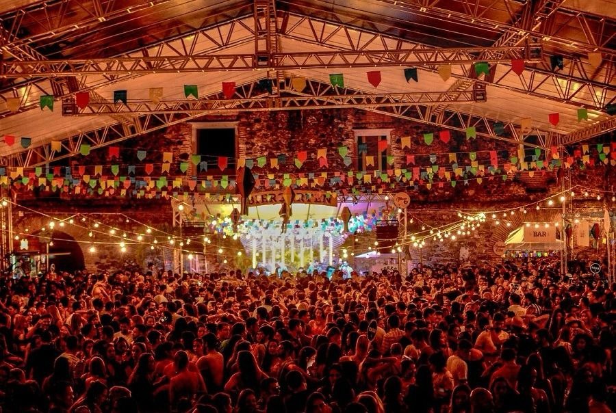 Arraiá do Biergarten reúne shows, aula de dança e clima junino no Comércio, em Salvador