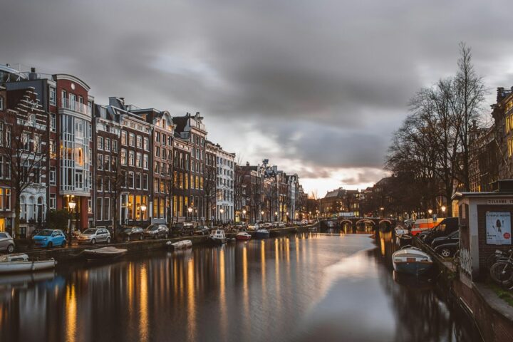 Amsterdã proíbe publicidade de carne e carros nas ruas; entenda