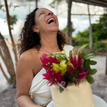 Filha de João Gilberto, Bebel Gilberto celebra aniversário em Trancoso