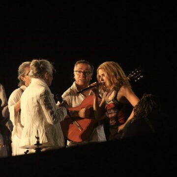 Maria Bethânia ensaia com Shakira em Copacabana