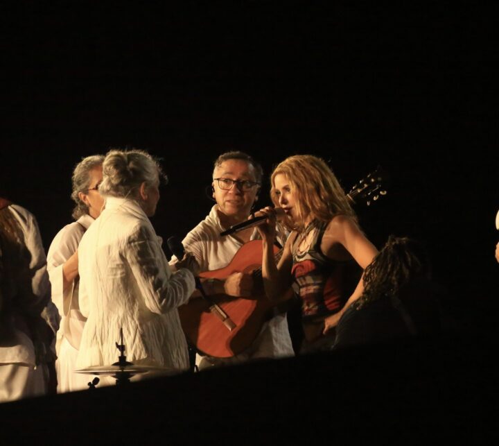 Maria Bethânia ensaia com Shakira em Copacabana