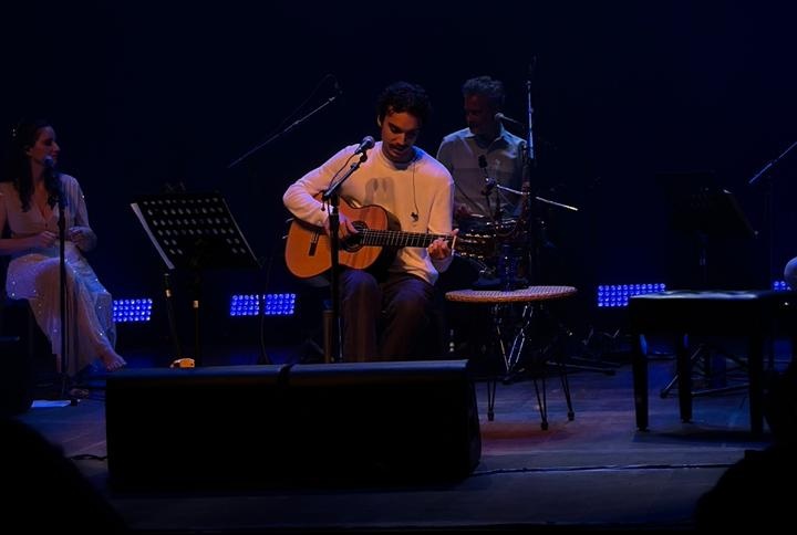 Neto de Gilberto Gil, Bento Gil lança primeiro álbum com show no Rio