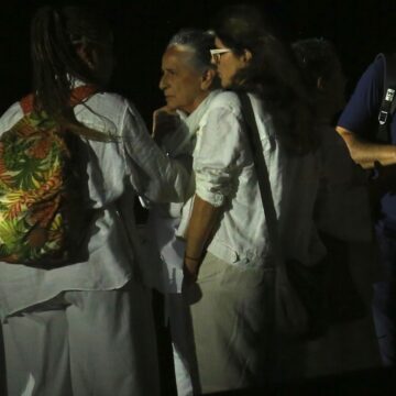 Maria Bethânia surpreende ao aparecer em palco de Shakira em Copacabana