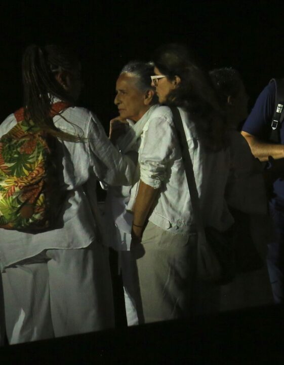 Maria Bethânia surpreende ao aparecer em palco de Shakira em Copacabana