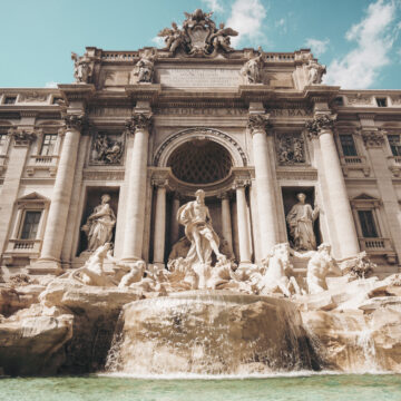 Turista é multado em quase R$ 3 mil após mergulhar na Fontana di Trevi, em Roma