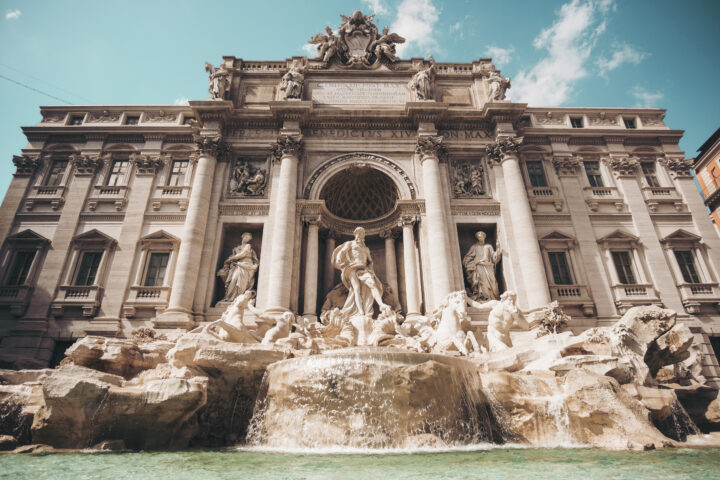 Turista é multado em quase R$ 3 mil após mergulhar na Fontana di Trevi, em Roma