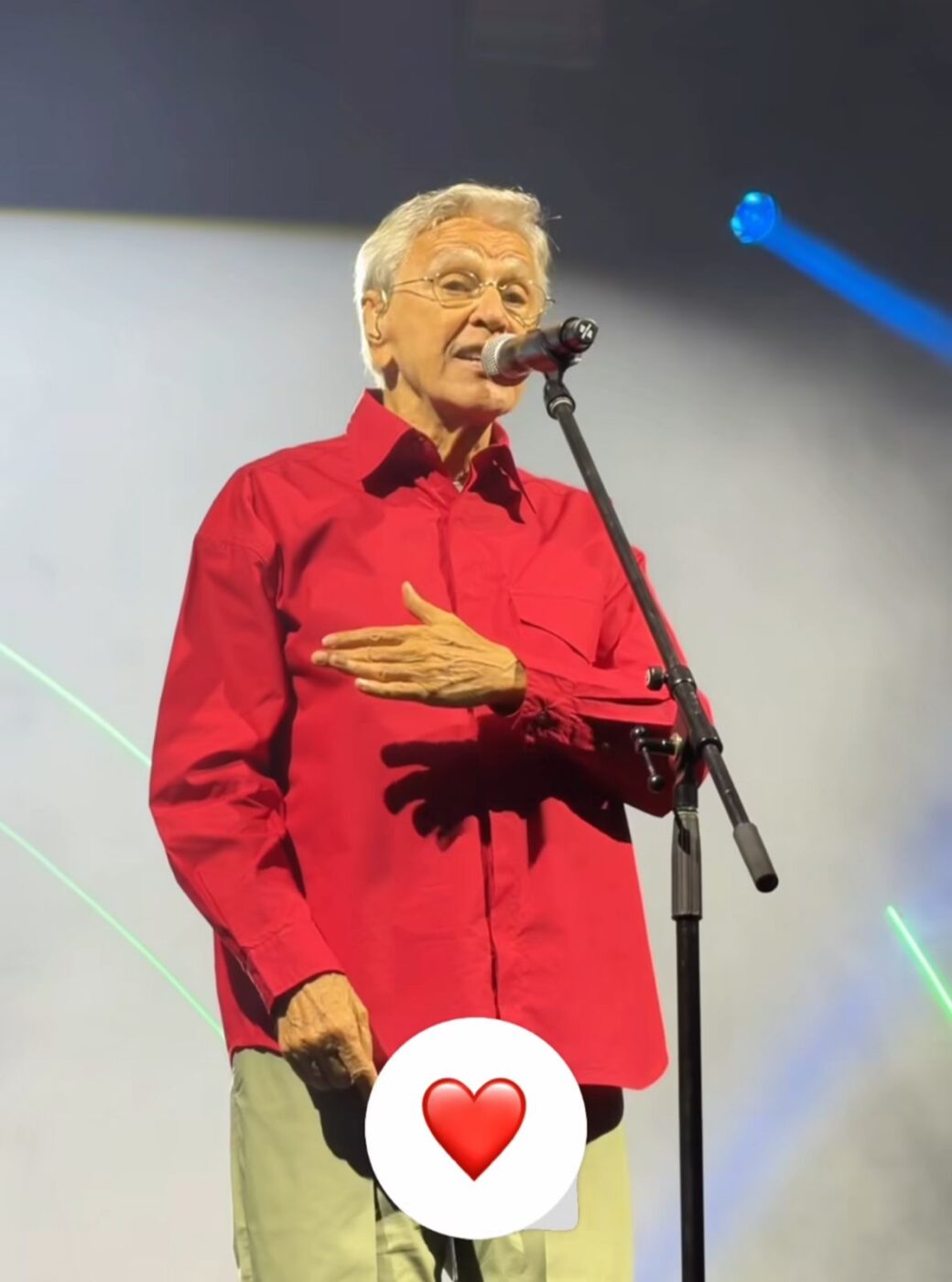 Aos 83 anos, Caetano Veloso emociona público em festival em Portugal