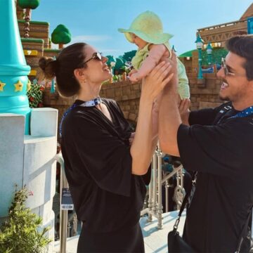 Camila Queiroz e Klebber Toledo compartilham cliques exclusivos com a filha Clara em Orlando; veja