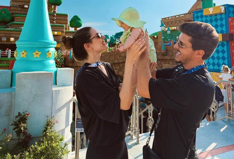 Camila Queiroz e Klebber Toledo compartilham cliques exclusivos com a filha Clara em Orlando; veja