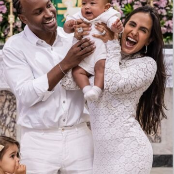 Carol Peixinho e Thiaguinho celebram batizado do filho no Rio