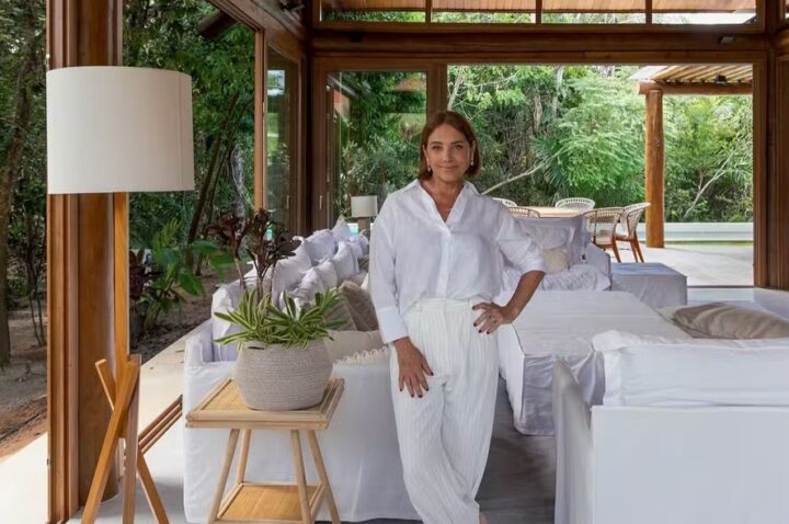 Casa de praia de Heloisa Périssé na Bahia estampa capa da Casa e Jardim; veja fotos