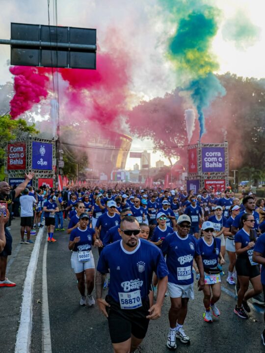 Corrida do Bahêa reúne milhares de pessoas em Salvador
