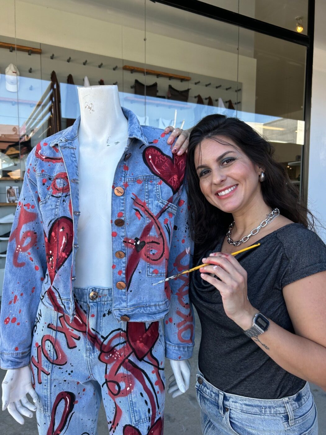 Outlet Premium Salvador promove Semana do Jeans com ação de customização