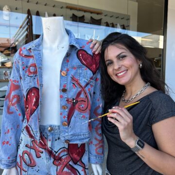 Outlet Premium Salvador promove Semana do Jeans com ação de customização