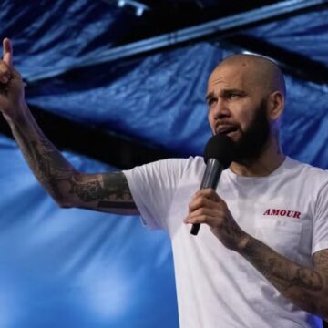 Daniel Alves participa de evento religioso na Espanha