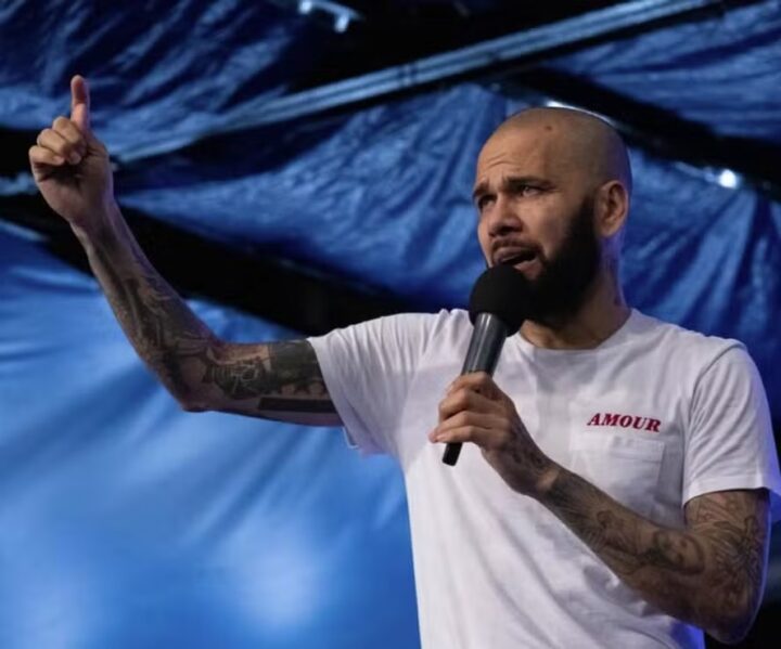 Daniel Alves participa de evento religioso na Espanha