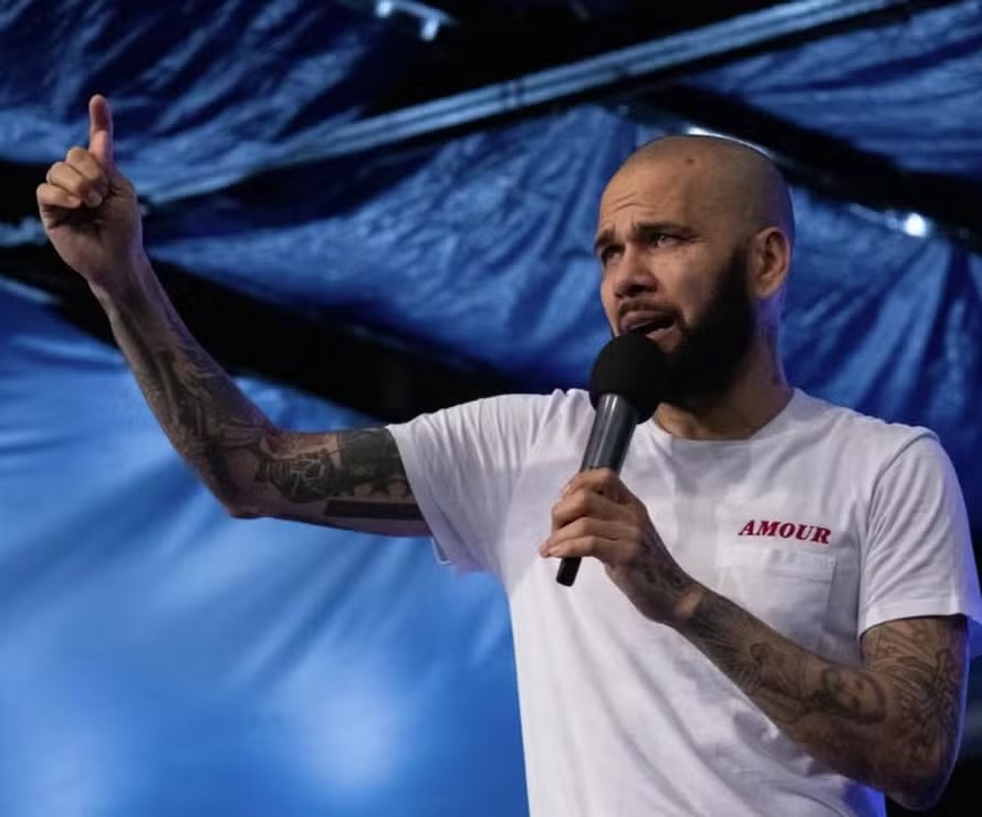 Daniel Alves participa de evento religioso na Espanha
