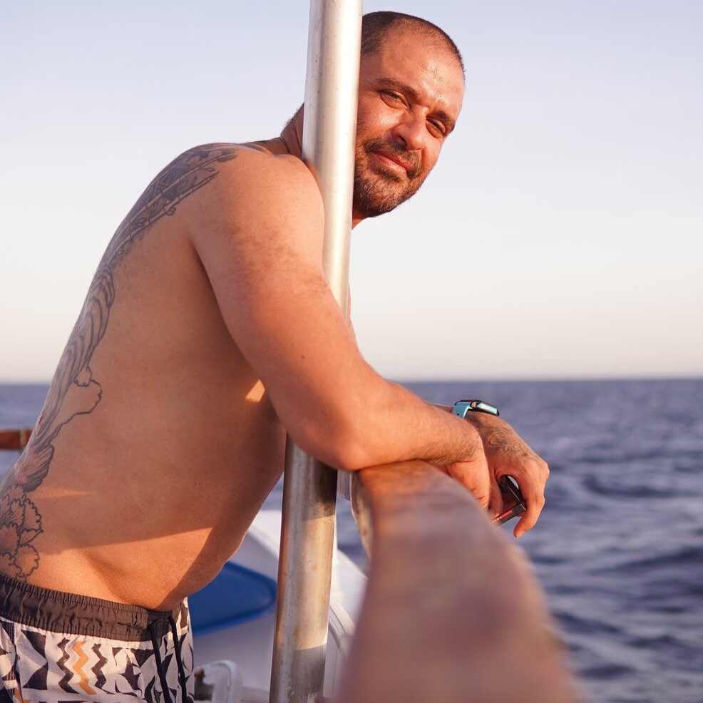 Diogo Nogueira curte dias de surfe e descanso na Indonésia após grave problema de saúde