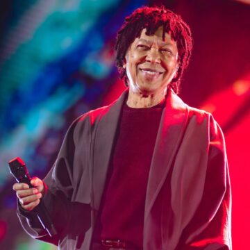 Público canta em coro ‘Oceano’ na estreia de turnê de Djavan; veja vídeo
