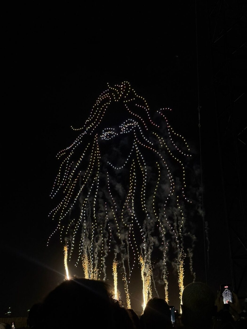 Show de Shakira em Copacabana começa com espetáculo de drones