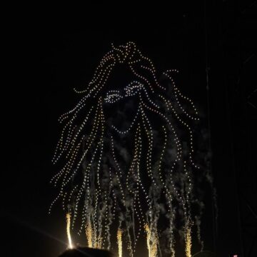 Show de Shakira em Copacabana começa com espetáculo de drones