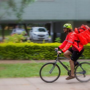 Projeto prevê seguro e equipamentos para entregadores ciclistas na Bahia