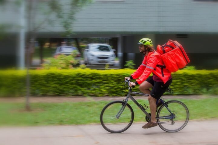 Projeto prevê seguro e equipamentos para entregadores ciclistas na Bahia