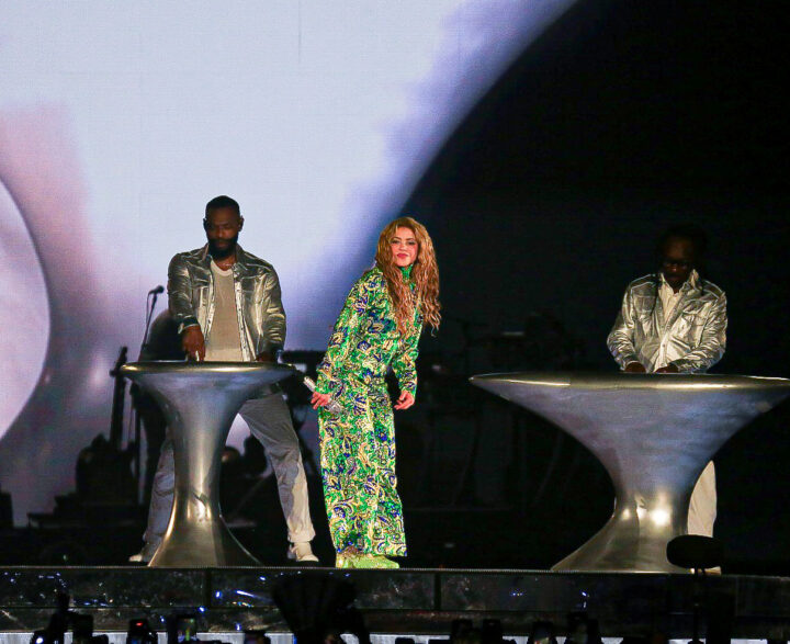 Shakira dedica show às mulheres em Copacabana e desabafa: “Minha vida não tem sido a mais fácil”