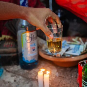 Em Salvador, bar com temática de matriz africana vira ponto de encontro entre fé, samba e boemia