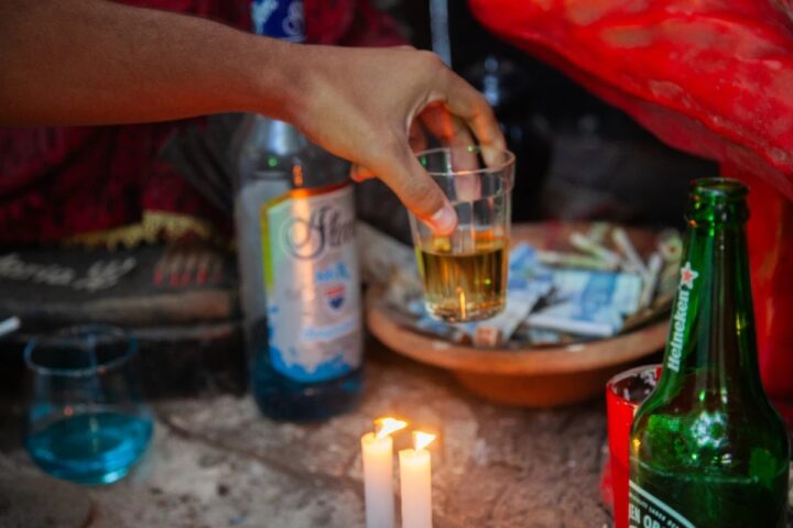 Em Salvador, bar com temática de matriz africana vira ponto de encontro entre fé, samba e boemia