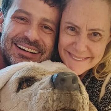 Filho de Elizabeth Savala completa 50 anos e ganha homenagem da atriz; veja fotos