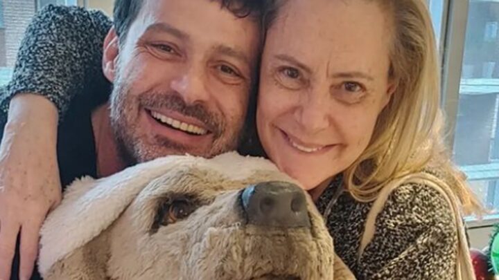 Filho de Elizabeth Savala completa 50 anos e ganha homenagem da atriz; veja fotos