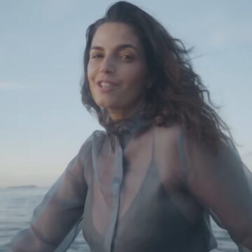 Emanuelle Araújo celebra conexão com o mar em novo clipe; assista