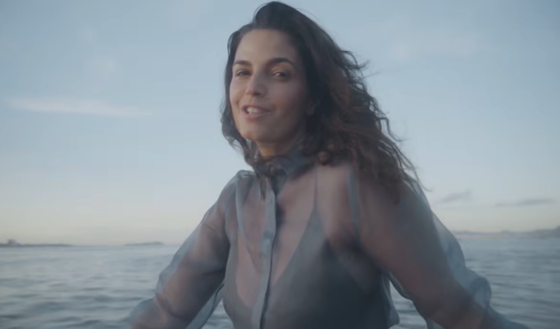 Emanuelle Araújo celebra conexão com o mar e raízes baianas em novo clipe