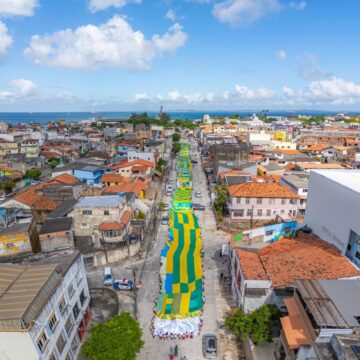 Escola em Salvador prepara bandeirão da Copa com mais de 3 mil m²