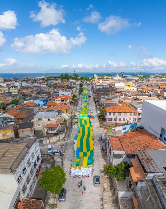 Escola em Salvador prepara bandeirão da Copa com mais de 3 mil m²