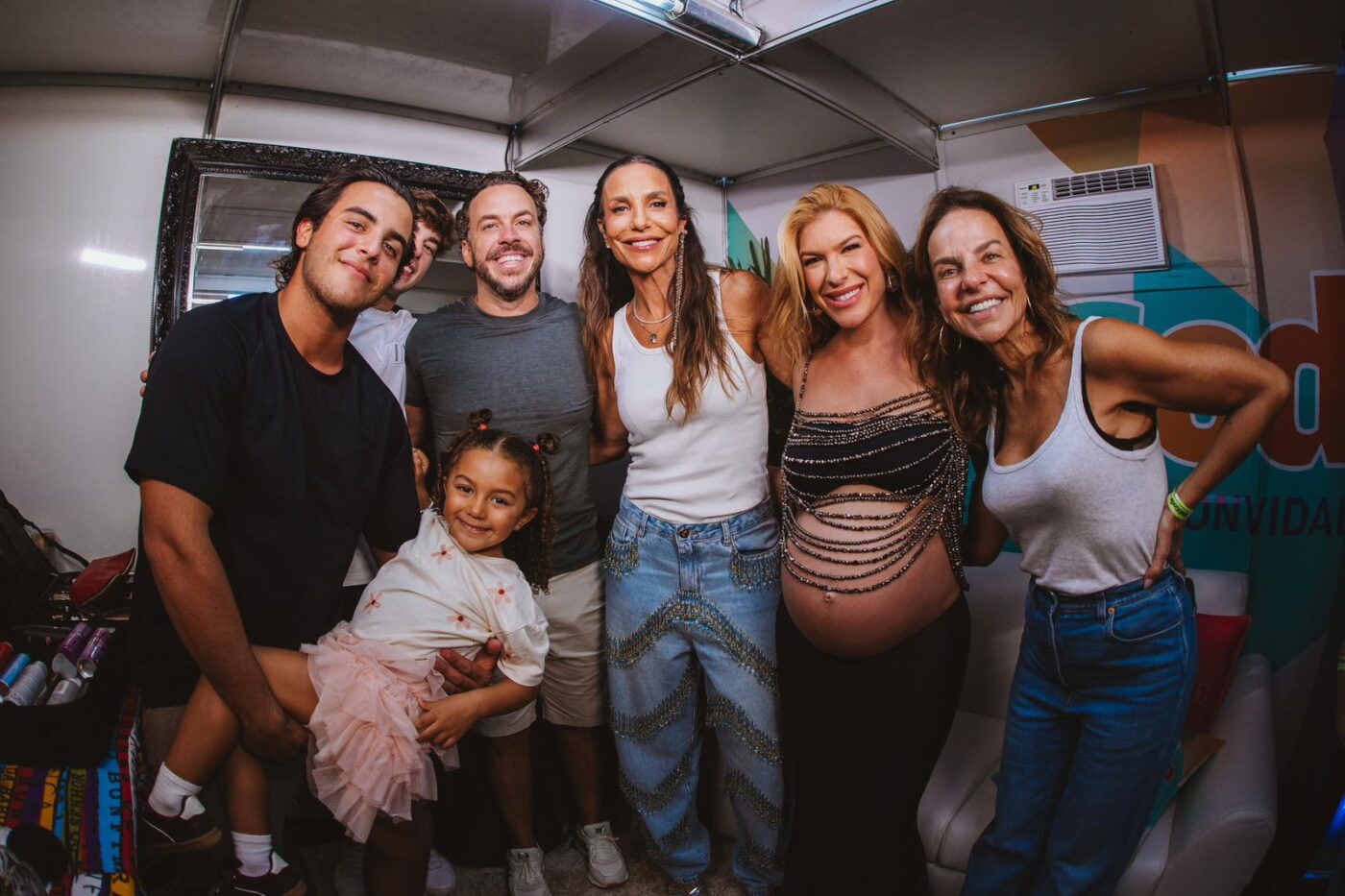 Filho de Ivete e filha de Léo Santana acompanham show dos pais em Salvador