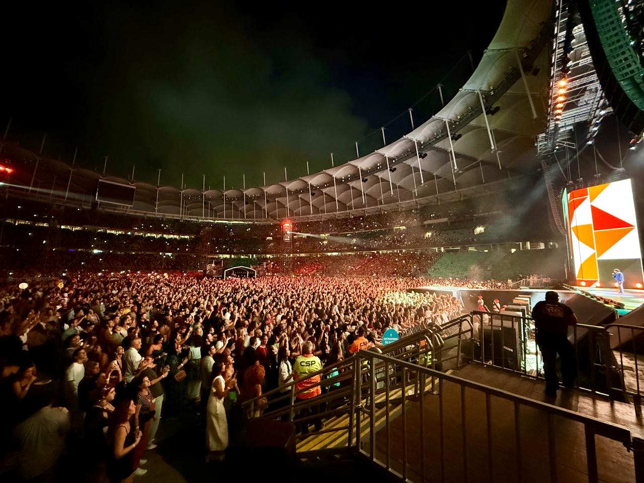 Djavan lota Fonte Nova em show em Salvador e declara: “Me sinto baiano”