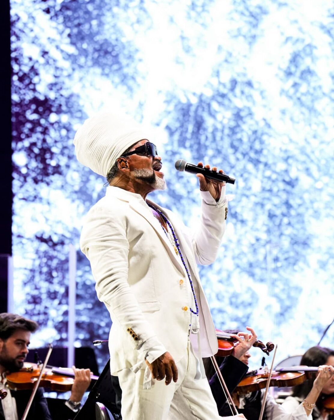 Carlinhos Brown e Orquestra Ouro Preto fazem concerto gratuito ao ar livre em Belo Horizonte