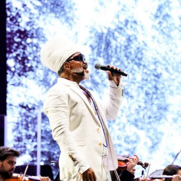 Carlinhos Brown e Orquestra Ouro Preto fazem concerto gratuito ao ar livre em Belo Horizonte