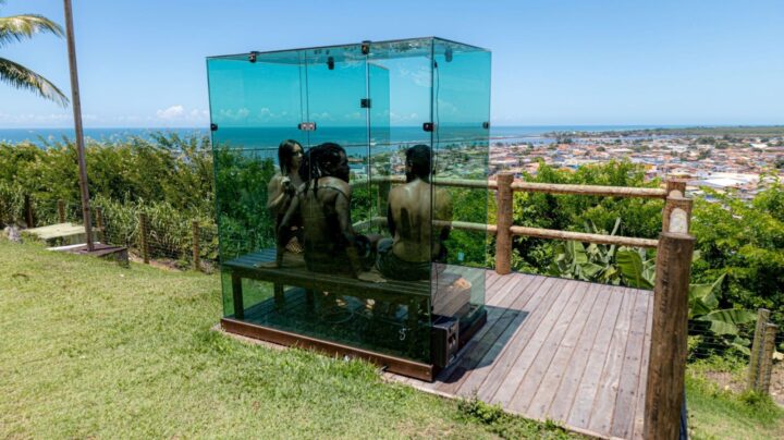 Hotel em Porto Seguro inaugura sauna ao ar livre com vista para o mar e o Centro Histórico